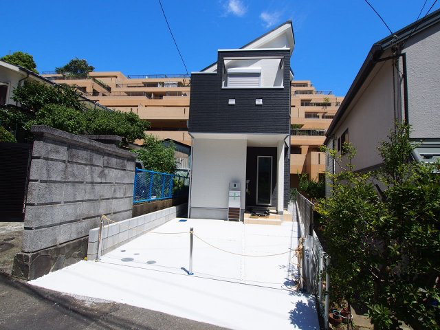 保土ヶ谷区法泉1丁目　新築戸建の外観|シャッター雨戸やモニター付きインターホンなどの設備で、防犯性も高めております。