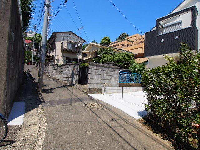 保土ヶ谷区法泉1丁目　新築戸建の前面道路含む現地写真|南西向きで日当たりも良好です