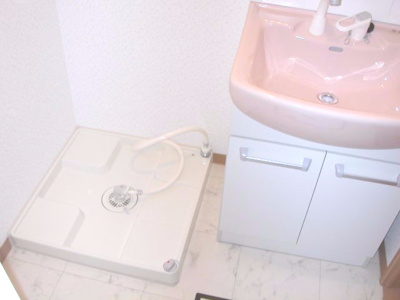 【洗面所】 | RENACE-RSK | 防水パン：６４０×６４０サイズ
ワンタッチ式で下からの給排水だからドラム式洗濯乾燥機にも対応
