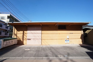 【外観】 | 鉄骨造平屋建の倉庫です。出入口前面は、駐車スペースで使用できます。
