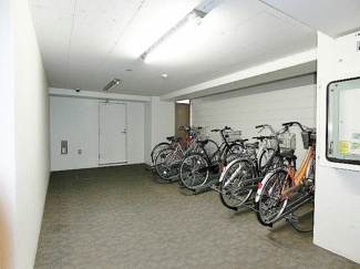 【その他共用部分】 | 屋内駐輪場で雨が降っても大切な自転車が濡れなくてすみますね♪自転車はちょっとした移動手段に便利ですよ！