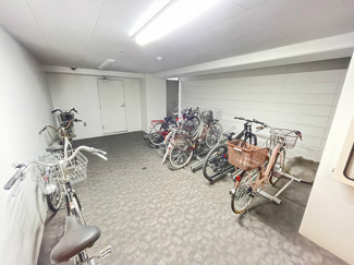 【その他共用部分】 | 屋内の駐輪場で雨が降っても大切な自転車が濡れなくてすみますね♪荷物が重いときに自転車があれば助かりますね！