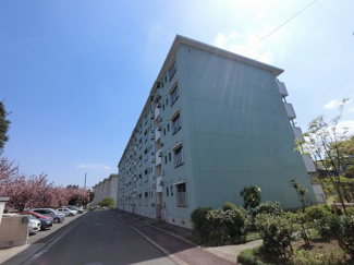 【外観】 | JR横浜線「鴨居」駅より徒歩25分、またはバス5分「ひまわり団地前」停歩1分