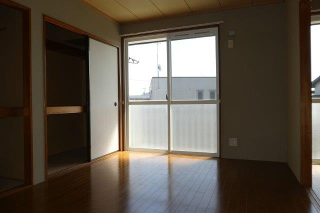 総社市小寺のアパートの洋室