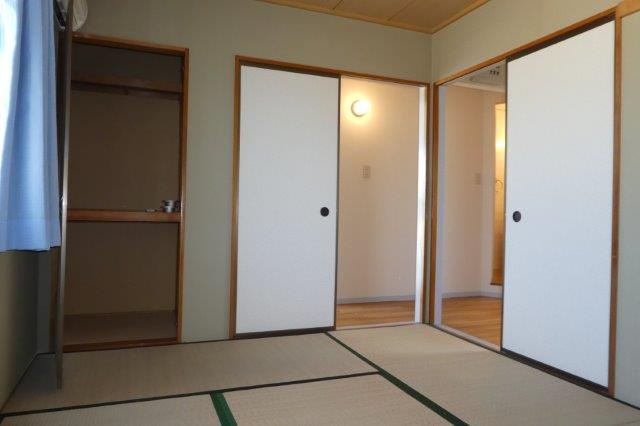 総社市小寺のアパートの寝室|和室