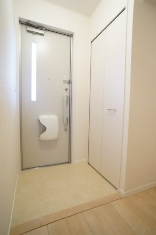 プレジール山本の玄関