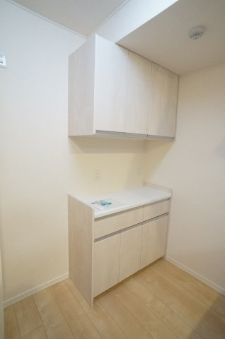 プレジール山本のその他|キッチン後ろにも収納有り