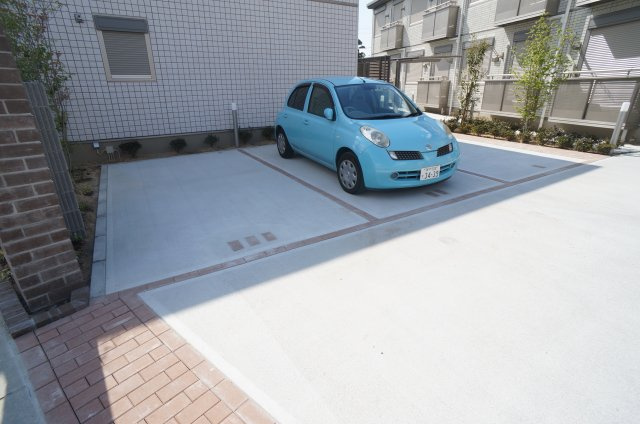 プレジール山本の駐車場