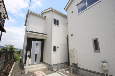 【外観】 | 大津市坂本2丁目1　新築戸建 | 建物外観、専用通路で手前に一号棟があります