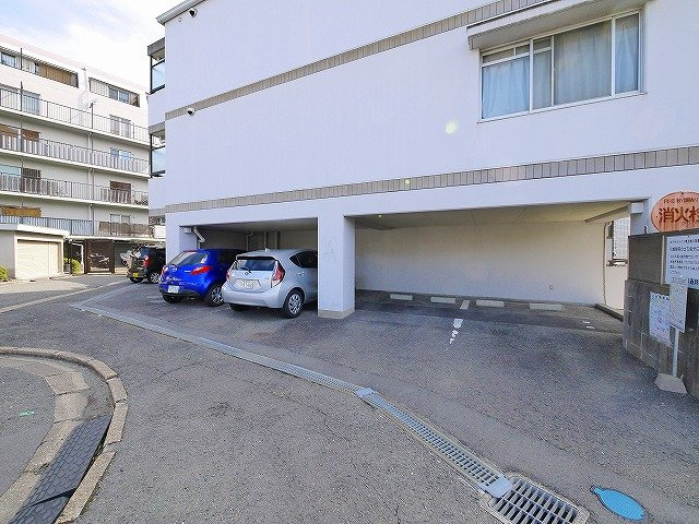 ロイヤルハイツ東生駒の駐車場|駐車場完備です