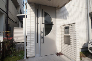【エントランス】 | オートロック完備の建物は安心感をもたらします。。