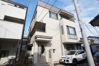 【外観】 | 爽やかな外壁色の3階建てマンションです。