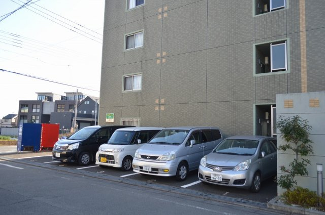 お花畑マンションの駐車場