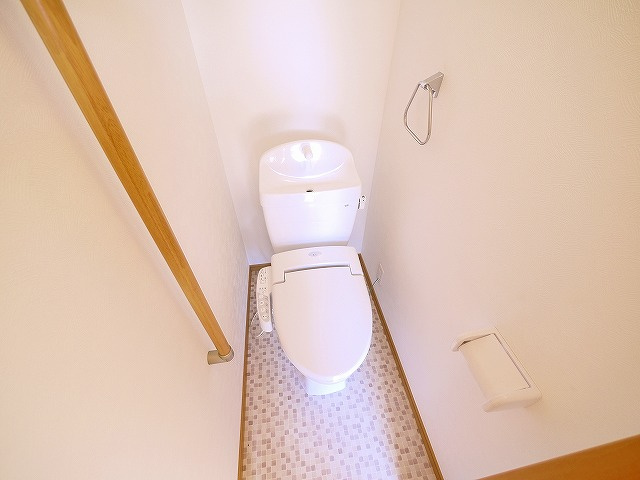 クレア・ド・ルーン高畑Fのトイレ|ウォシュレット付きのトイレです