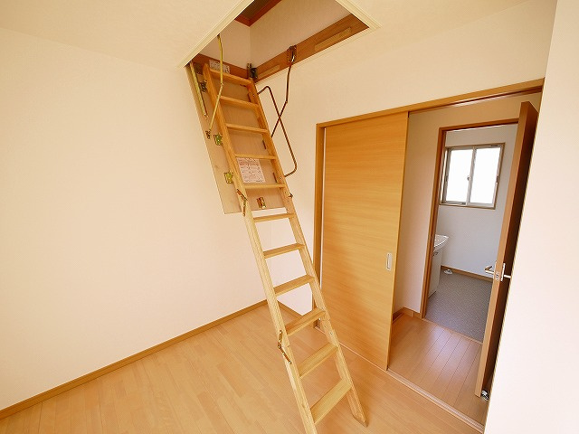クレア・ド・ルーン高畑Fの収納|屋根裏収納付きのお部屋です。