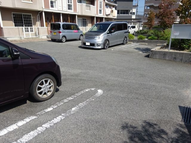 グランコートYSの駐車場