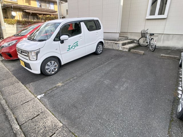 ラプラスジュネスの駐車場