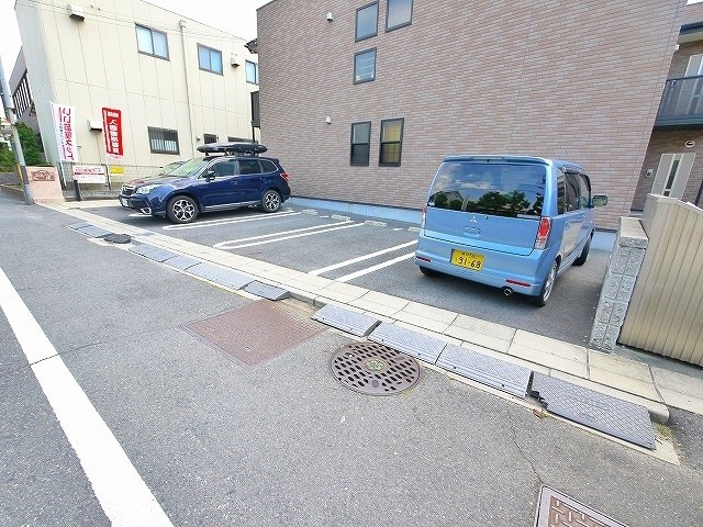 ウエストメゾンＡの駐車場|駐車場があるので、車を買う予定の方も安心です