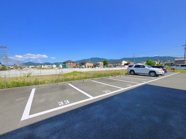 サンライズＹ　Ｃ棟の駐車場|車をお持ちの方に嬉しい駐車場付きの物件です