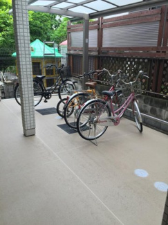 【その他共用部分】 | 屋根付きの駐輪場で雨が降っても大切な自転車が濡れなくてすみますね♪荷物が重いときに自転車があれば助かりますね！
