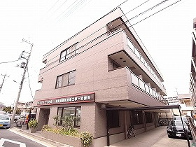 【外観】 | ベージュ色の落ち着いた外観の建物です