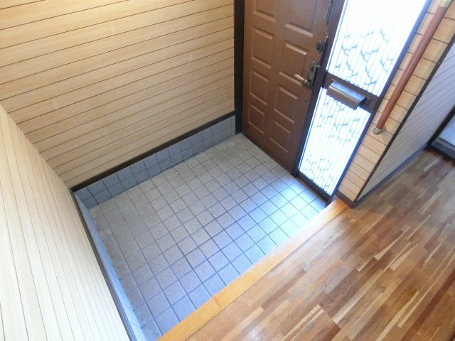 上田貸家の玄関