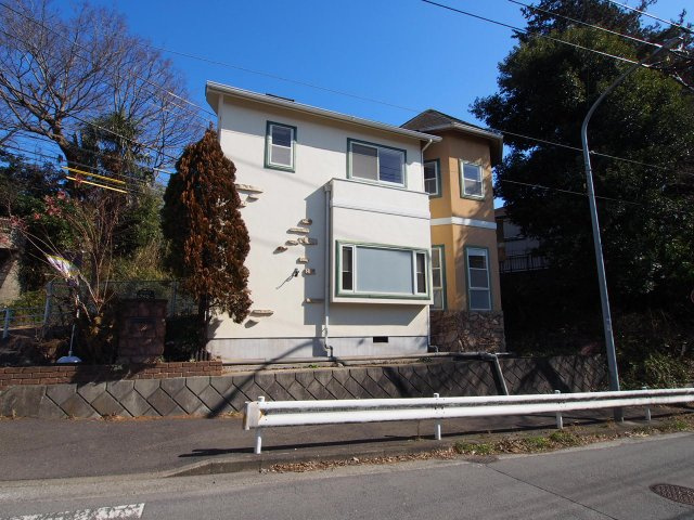 保土ヶ谷区東川島町　中古戸建の外観|相模鉄道本線「上星川」駅よりバス利用可、バス停より徒歩約1分の立地です。