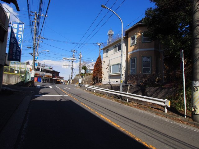 保土ヶ谷区東川島町　中古戸建の前面道路含む現地写真|開放感ある角地に佇むお住まい。