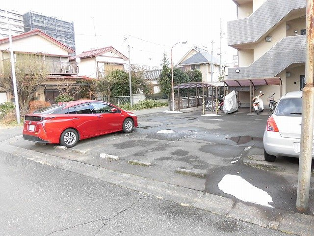 昭島市松原町１丁目の賃貸マンションの駐車場