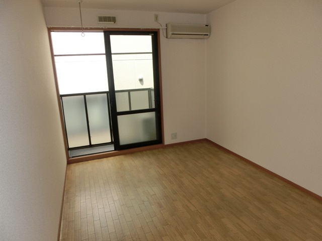 大阪市淀川区十三本町２丁目のアパートの洋室