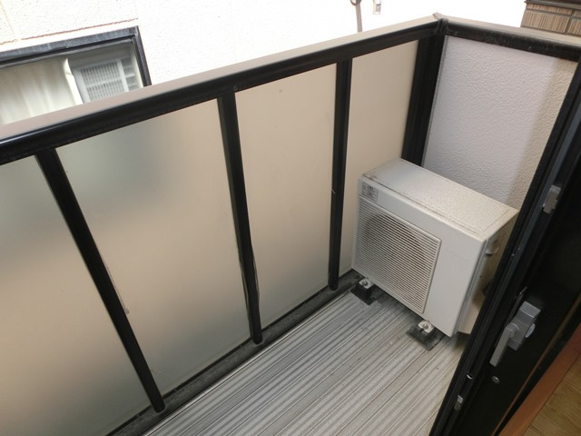 大阪市淀川区十三本町２丁目のアパートのバルコニー