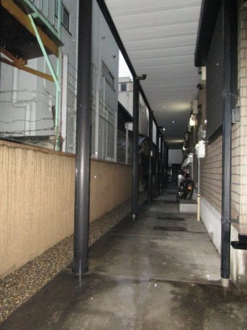大阪市淀川区十三本町２丁目のアパートのエントランス