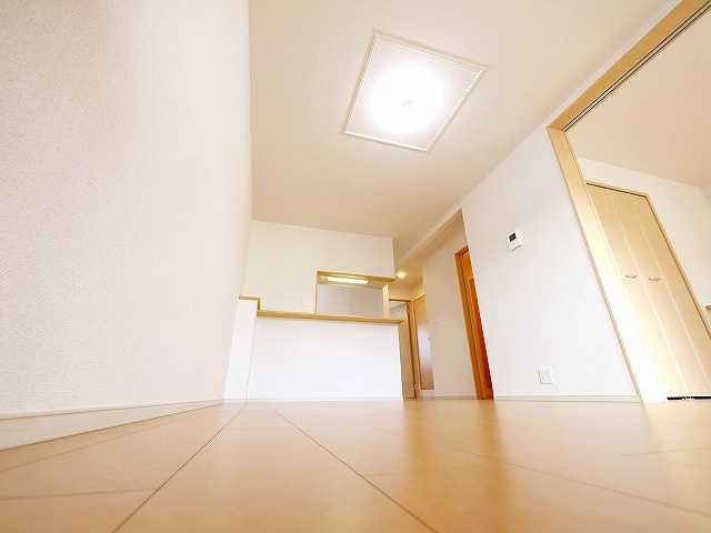 パルサーレジデンスの居間・リビング|こちらのリビングで趣味の時間をお楽しみください