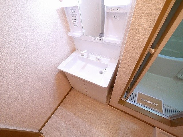 ファミール州見　C棟の洗面所|明るい洗面所です