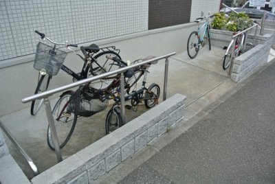 【その他共用部分】 | ジュネスピアB | 敷地内には駐輪場があります！駅から自転車もオススメです♪お買物など自転車があると便利ですよね！