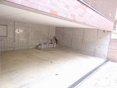 【駐車場】 | メゾン　ソレイユ | いつでも目の届く敷地内に駐車場があるので、お車をお持ちの方にはオススメ！屋内の駐車場なので雨が降ってもお車が汚れにくい♪