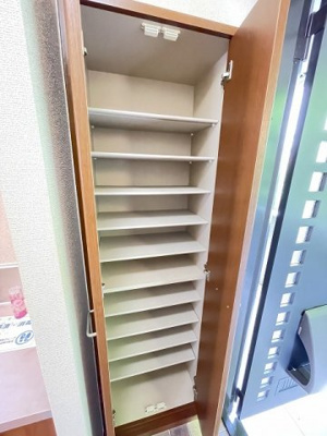 【玄関】 | ガーデンヒルズ百合ヶ丘 | シューズボックスがあるので靴が散らからずいつでも玄関すっきり☆お客様もスムーズにお出迎えできますね♪
