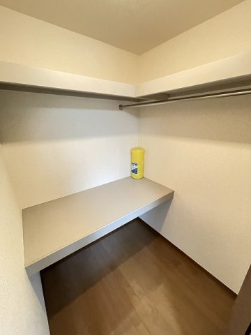 【収納】 | ガーデンヒルズ百合ヶ丘 | 洋室8.3帖のお部屋にあるウォークインクローゼットです♪たっぷり収納できてお洋服や荷物が多くてもお部屋すっきり☆