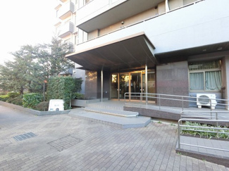 【エントランス】 | JR線「川崎」駅バス10分「藤崎四丁目」バス停徒歩2分と好立地！京急大師線「鈴木町」駅徒歩17分！京急大師線「川崎大師」駅徒歩19分の複数路線3駅利用可能！