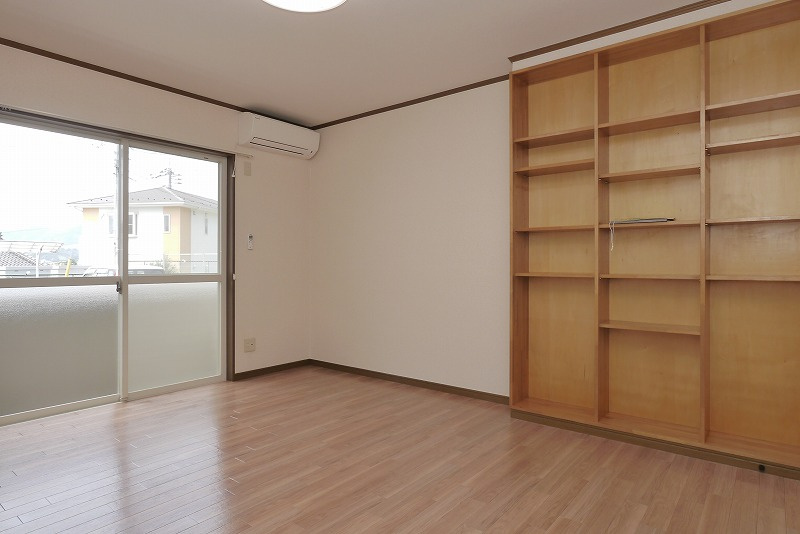 ベル・ビュー松井B棟の居間・リビング|ベルビュー松井B棟　102