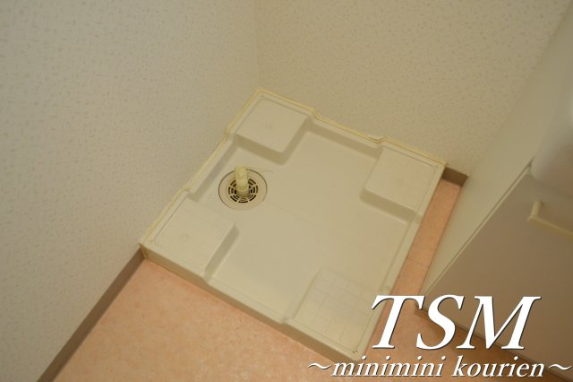 ロータリーマンション香里西之町の洗面所|洗面台横の洗濯機置き場