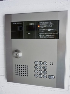 【エントランス】 | 共用エントランスは不審者の侵入を未然に防ぐオートロック付き！防犯対策充実しています◎