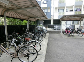 【その他共用部分】 | 屋根付きの駐輪場があるので雨が降っても大切な自転車が濡れません☆駅から自転車もオススメです♪