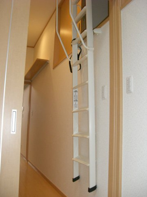 【設備】 | ラフィネ十日市中 | 4.5帖洋室から14帖ロフトへのハシゴ