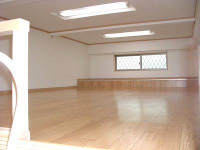 【洋室】 | ラフィネ十日市中 | 洋室横のロフト