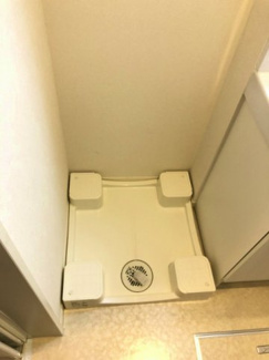 【展望】 | 洗面所内、シャンプードレッサー横にある室内洗濯機置き場です♪防水パンが付いているので万が一の漏水にも安心です！