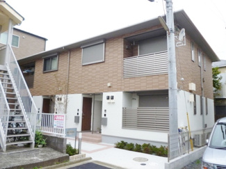 【外観】 | 南武線「中野島」駅まで徒歩10分！「登戸」駅も徒歩圏内◎1フロア2住戸で快適に暮らせる2階建てアパートです☆通勤通学はもちろん、お買い物やお出かけにもGood☆