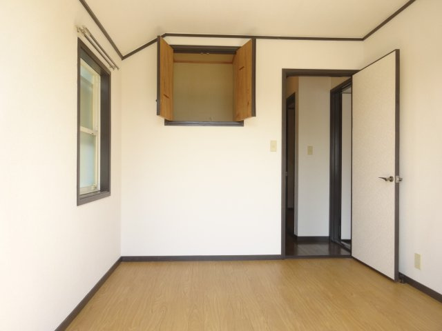 ストークハイツ村瀬の洋室