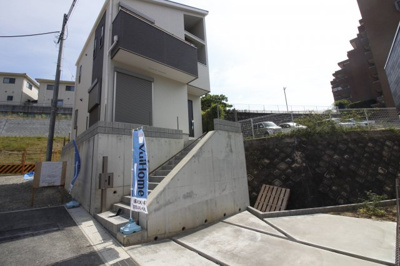 【外観】 | 宇治市木幡北山畑　新築戸建 | 1BOX車の駐車可能（軽自動車の場合2台可）前道が6ｍあるので運転が苦手な奥様も車の出入れは安心ですね。外構費や水道分担金など全て込みでこの価格です！