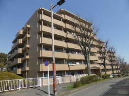 【外観】 | ファミール藤沢城南 | 階建てのタイル貼りで、敷地東側には遊具を配した広々とした提供公園が設けられています。またエントランスにはオートロックが設置され、１階には明るいコミュニティルームが有ります。